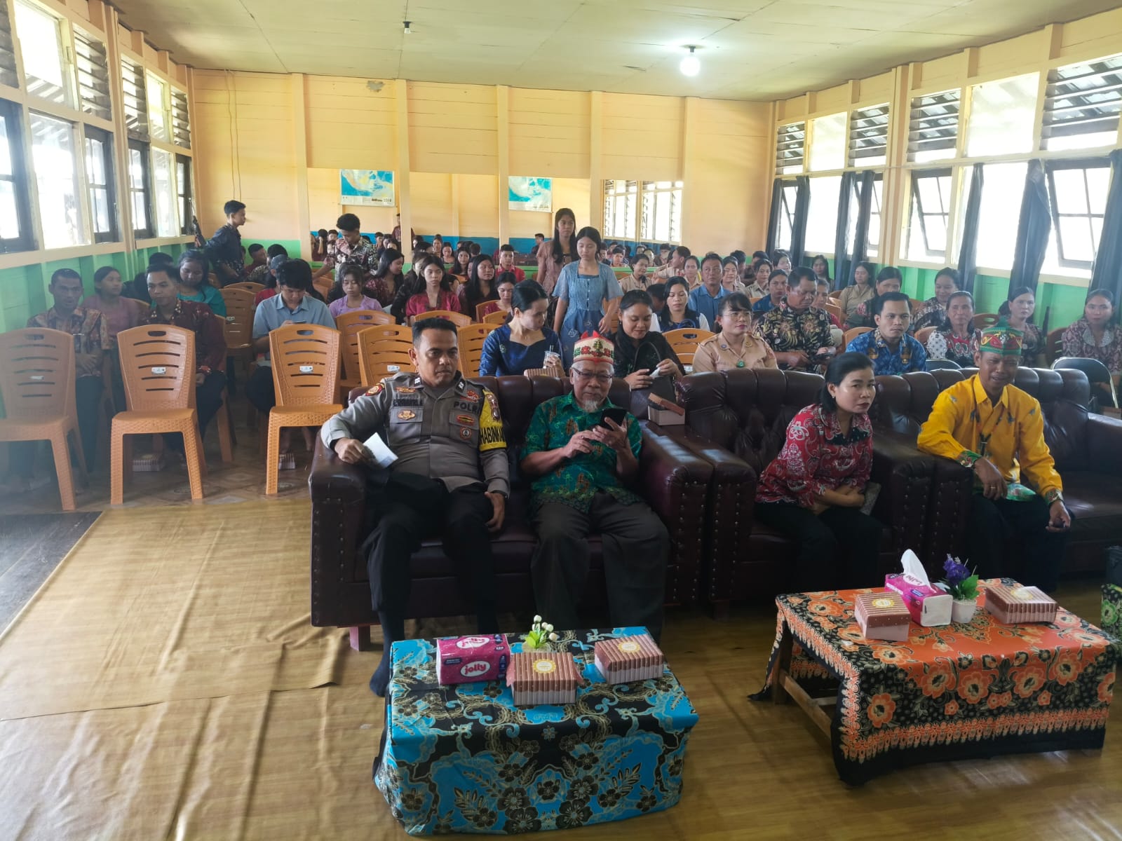 PERSONEL POLSEK MARIKIT HADIRI PERAYAAN DHARMA SANTI NYEPI TAHUN BARU SAKA 1948 DI SMP NEGERI 1 MARIKIT