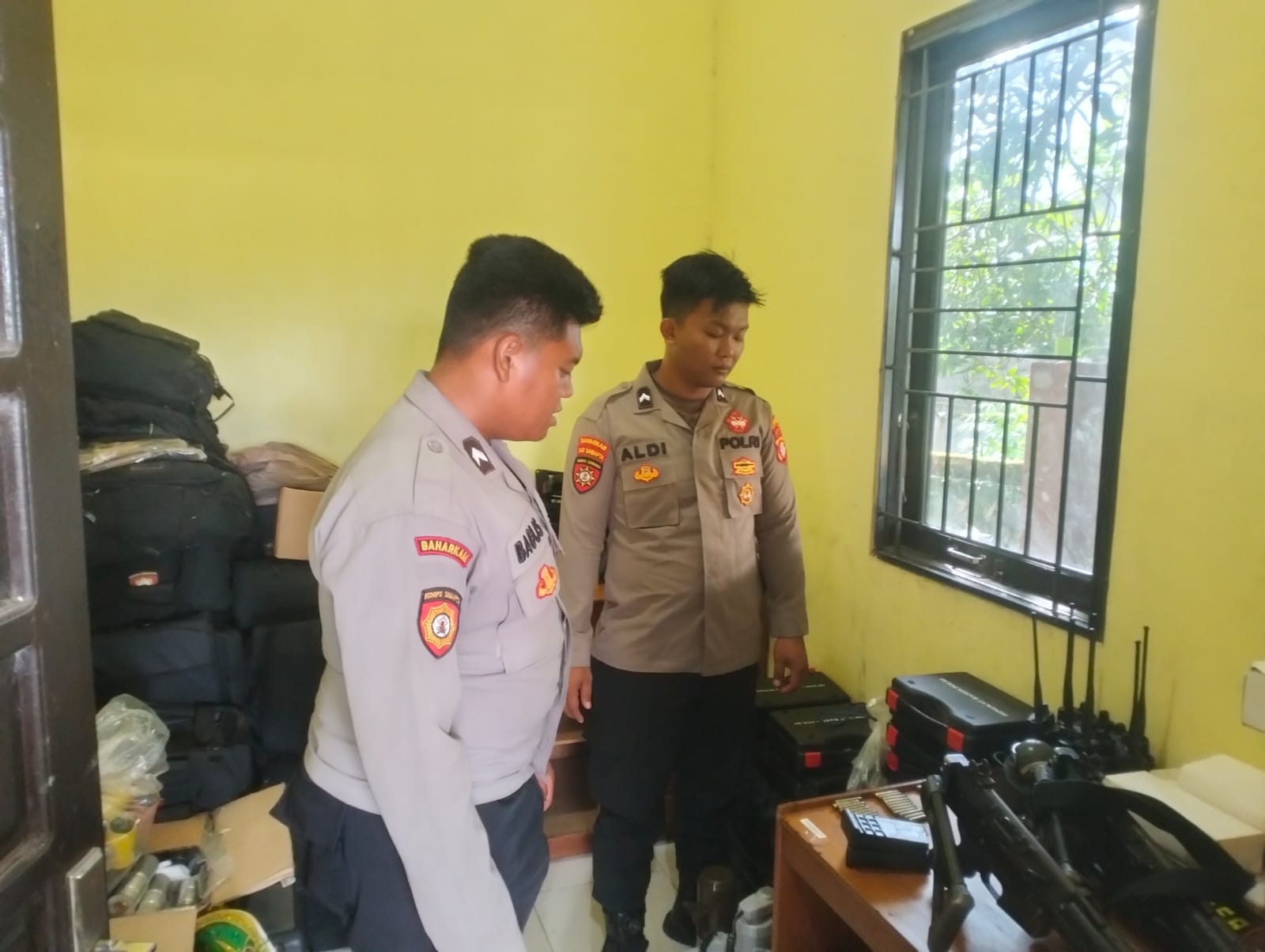 Personel Samapta Laksanakan Serah Terima Piket Jaga Mako dan Inventaris Penjagaan.