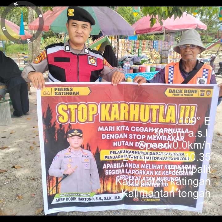 Personel Samapta Polres Katingan Sosialisasikan Pencegahan Karhutla kepada Masyarakat Desa Hampalit.