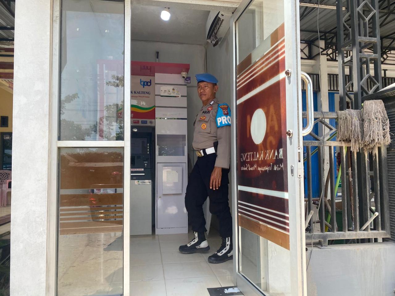 Sematu Jaya, Dalam rangka menjamin salah satu aktifitas warga dalam memenuhi kebutuhan sehari hari, anggota patroli Polsek Sematu Jaya Bripka Agus Supriyanto melaksanakan patroli ke Megamart yang ada di wilayah Polsek Sematu Jaya
