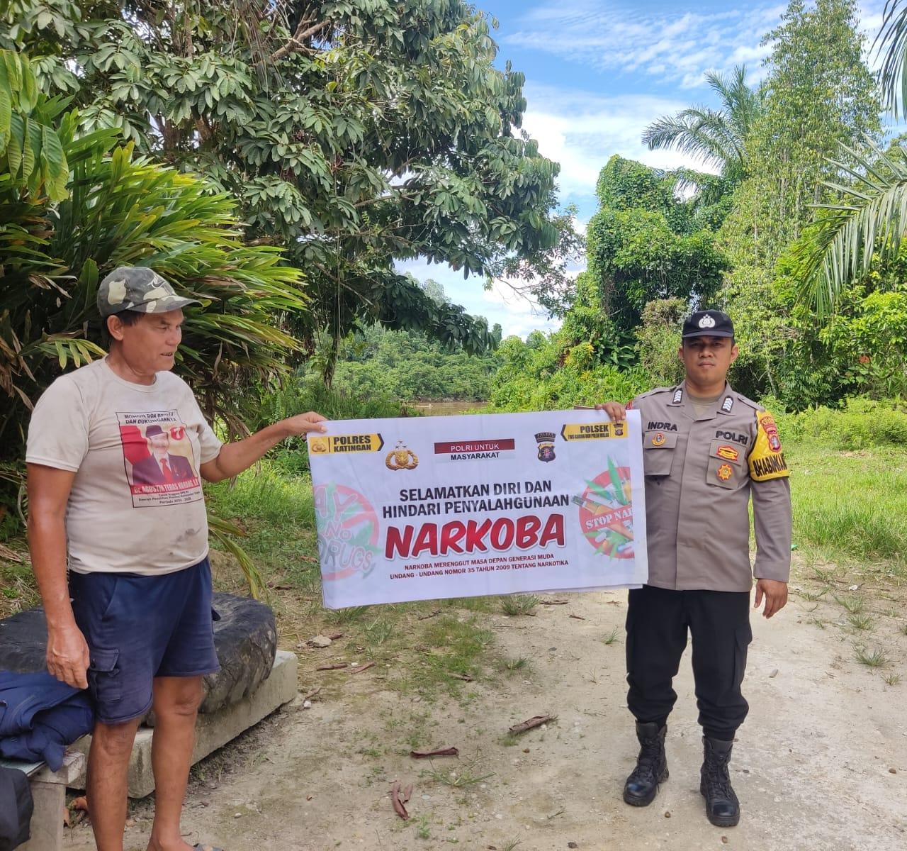 Melalui Imbauan dan media spanduk, Polsek Tewang Sangalang Garing dan Pulau Malan Imbau Warga Tidak Terjerumus Penyalahgunaan Narkoba.