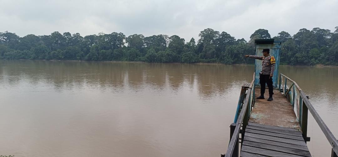 Deteksi Banjir, Polsek Tewang Sangalang Garing dan Pulau Malan Cek Ketinggian Debit Air