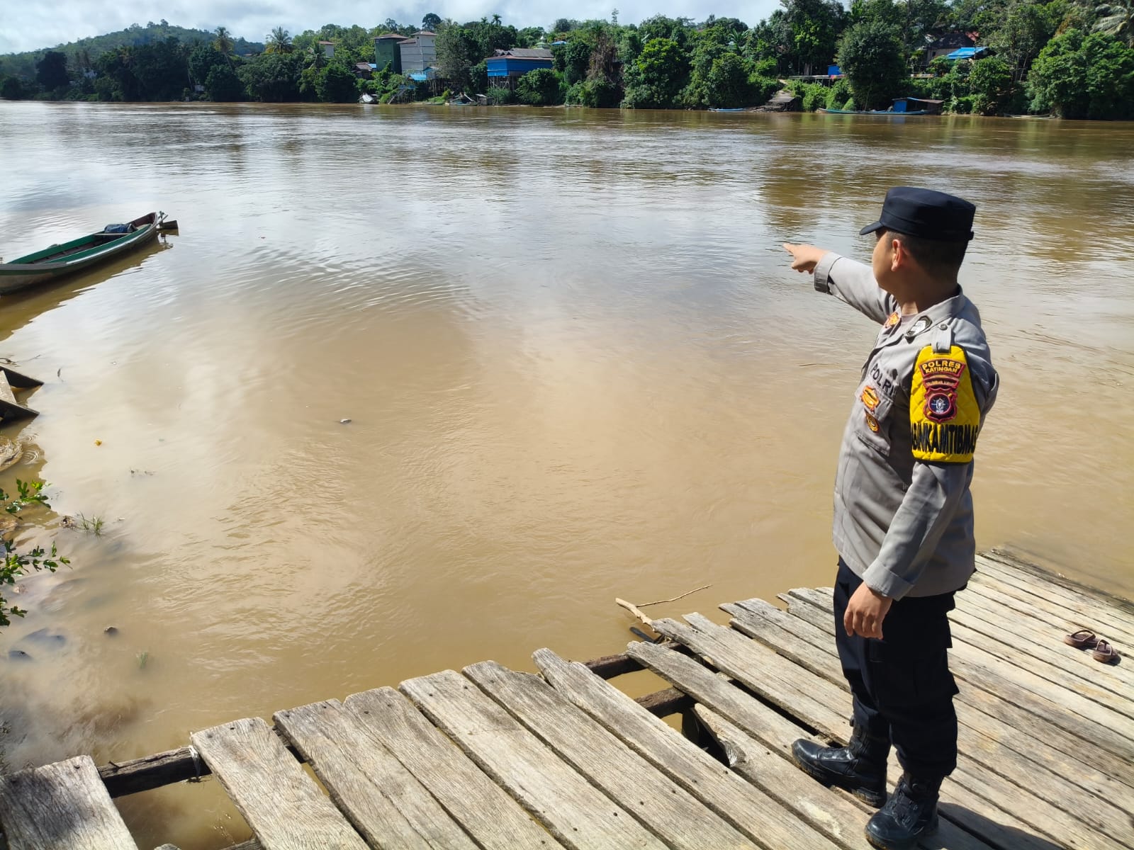 Piket Polsek Marikit Monitoring Debit Air Das Katingan.