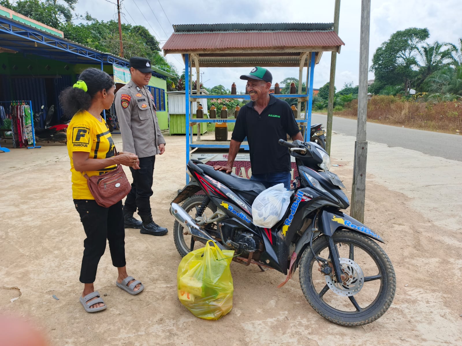 Piket Polsek Sambangi Warga yang sedang Berkendara agar Lebih Berhati-hati di Jalan