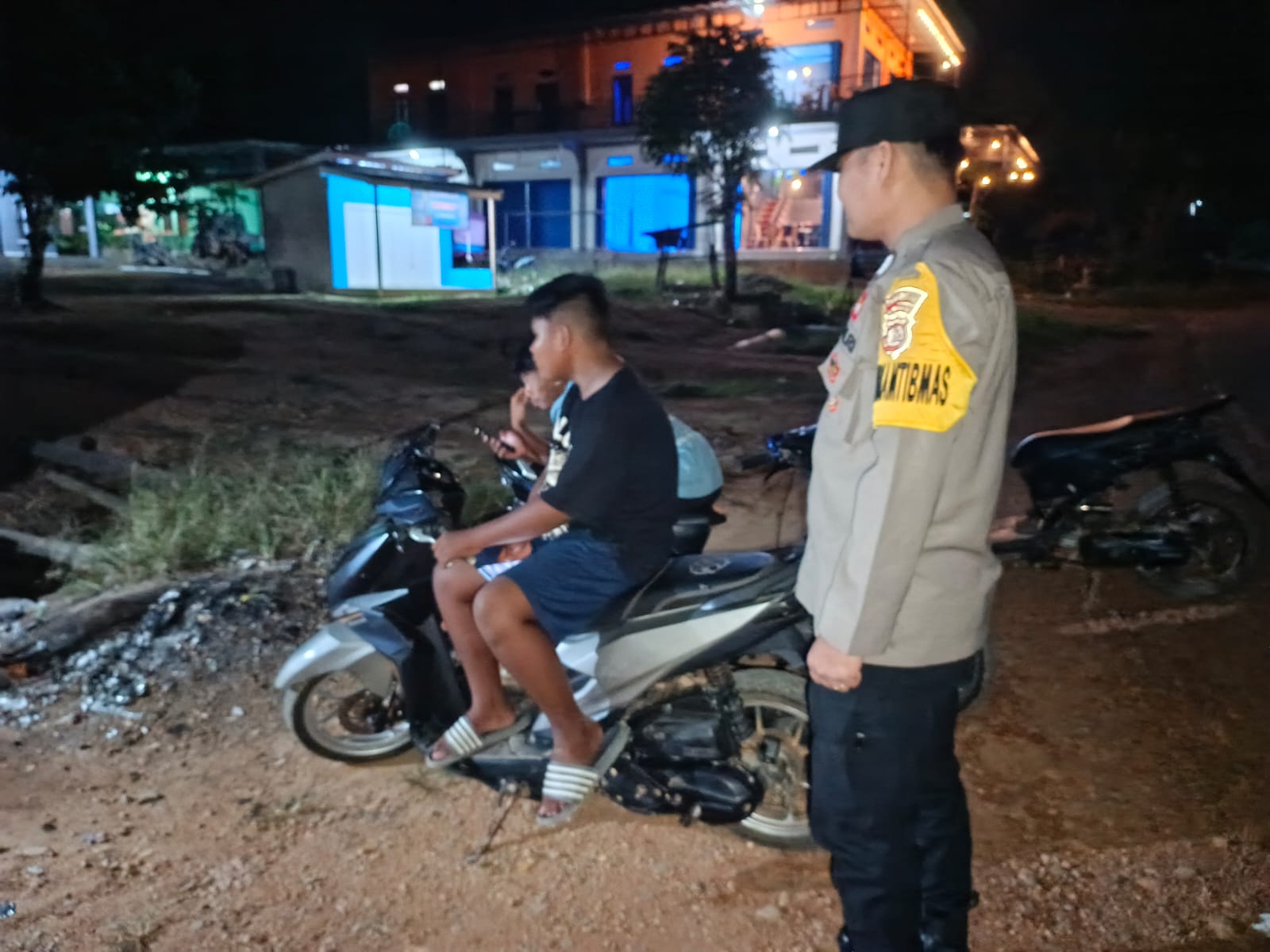Personil Polsek Sambangi Warga yang Sedang Berkumpul untuk Jaga Kamtibmas