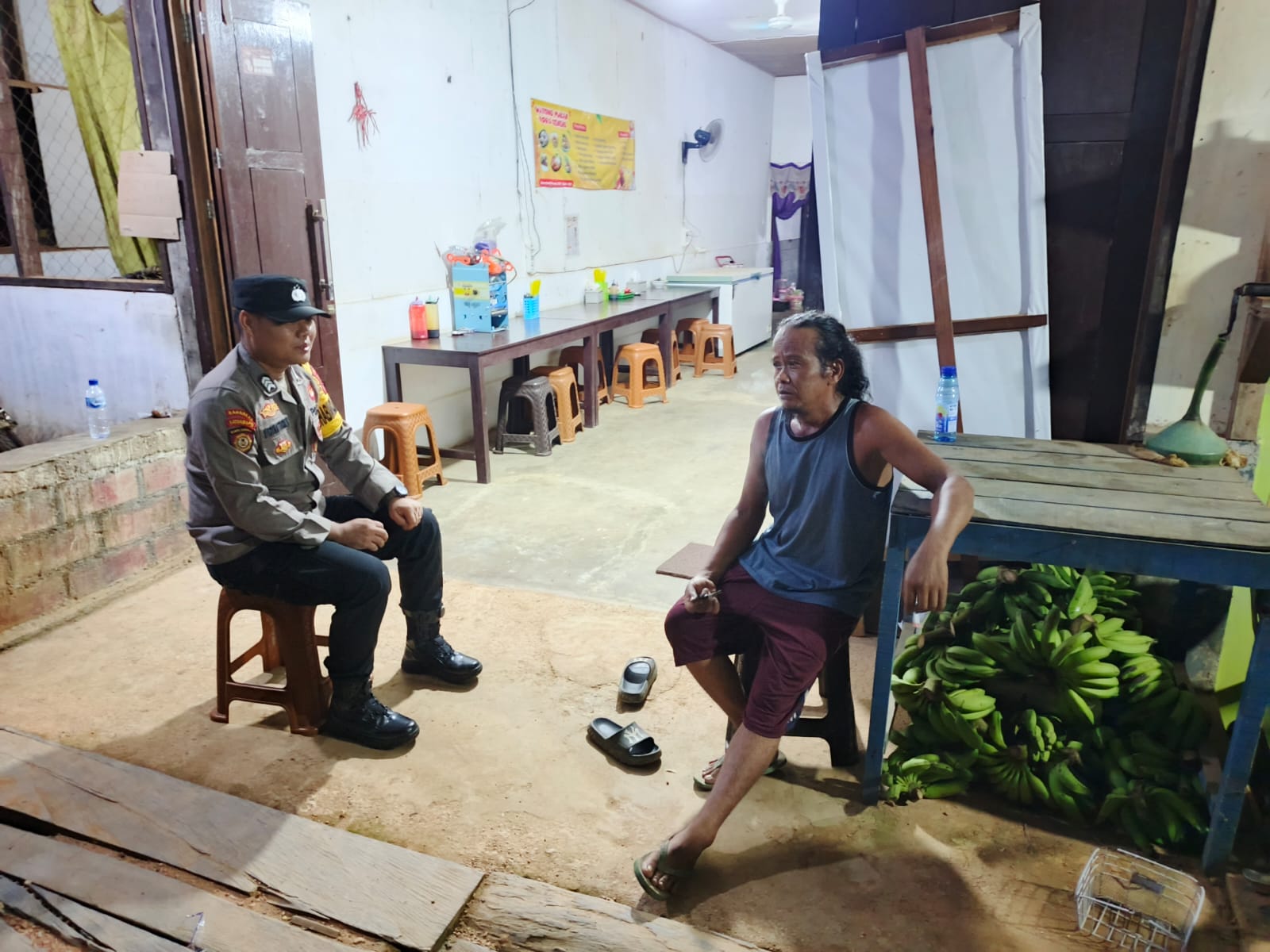 Personel Polsek lamandau melaksanakan sambang kerumah warga yang sedang santai