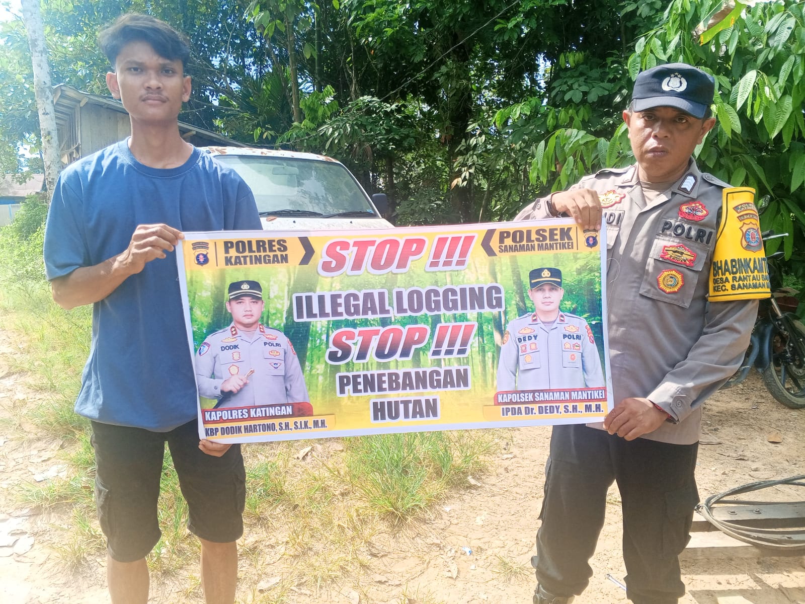 Bhabinkamtibmas laksanakan Sosialisasi kan tentang larangan dan sangsi Pidana bagi pelaku Ileggal Logging kepada masyarakat di Desa Binaan.