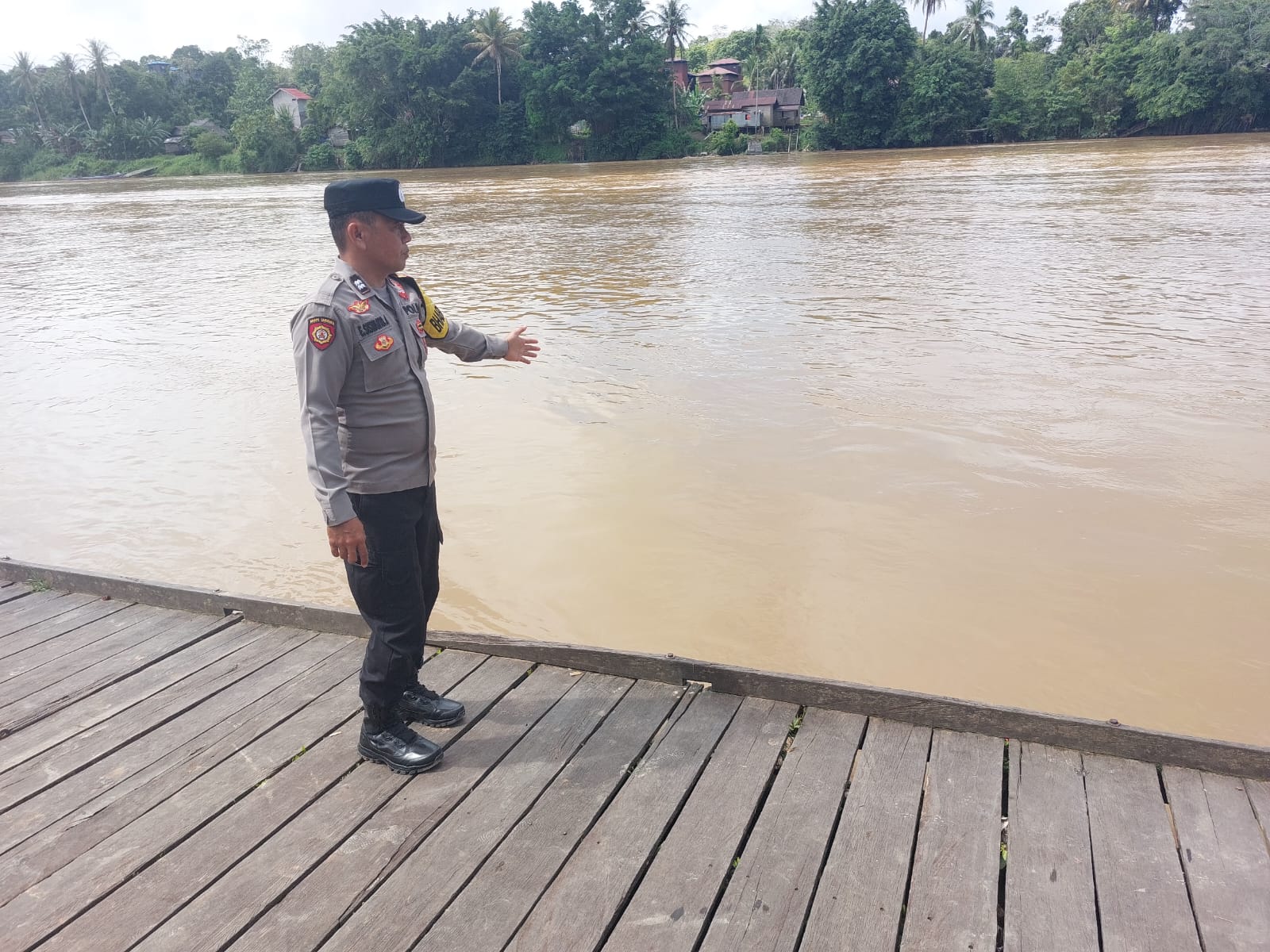 Polsek Marikit Pantau Situasi ketinggian Debit air di Das Katingan untuk antisipasi bencana Banjir.