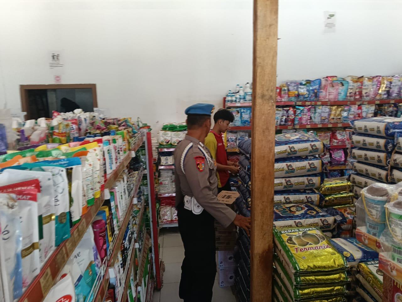 Piket Polsek Patroli kepertokoan diwilkum Polsek Sematu Jaya