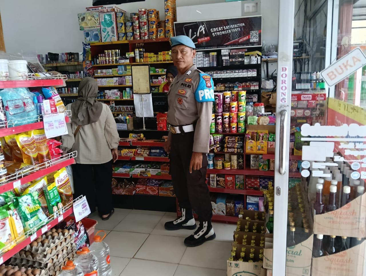 Piket Polsek Patroli kepertokoan diwilkum Polsek Sematu Jaya