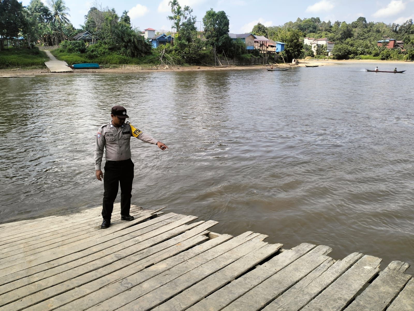 Polsek Marikit Pantau Situasi ketinggian Debit air di Das Katingan untuk antisipasi bencana Banjir.