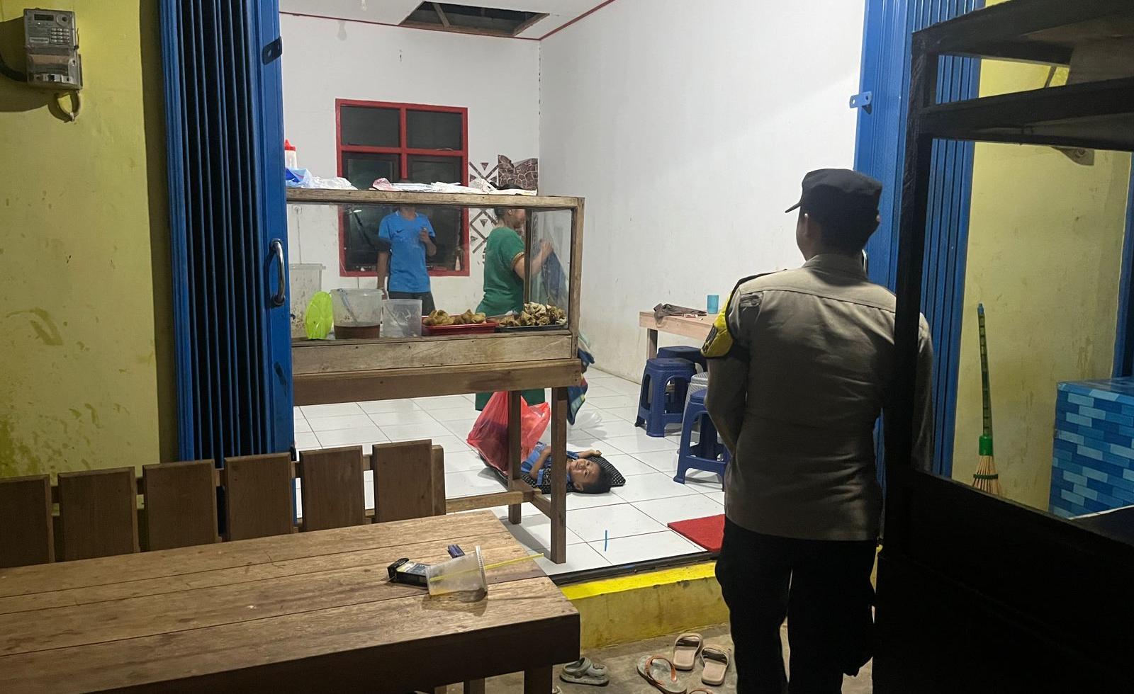Piket Polsek Silaturahmi ke masyarakat yang sedang santai