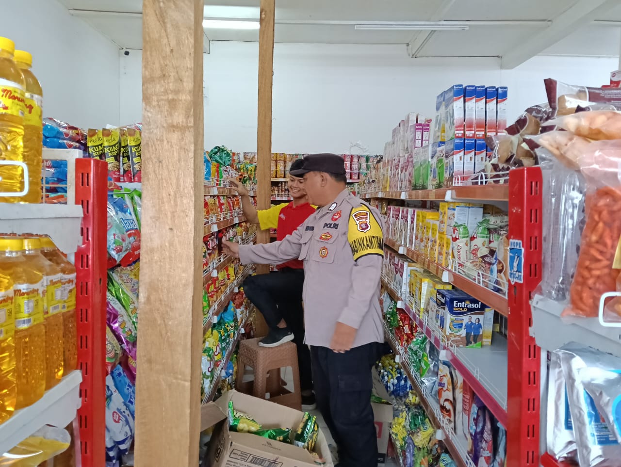 Anggota Polsek Sematu Jaya yang di pimpin langsung, Aipda Erizki melaksanakan patroli dialogis di Megamart Kecamatan Sematu Jaya guna memelihara sitkamtibmas di wilayah Hukum Polsek Sematu Jaya.