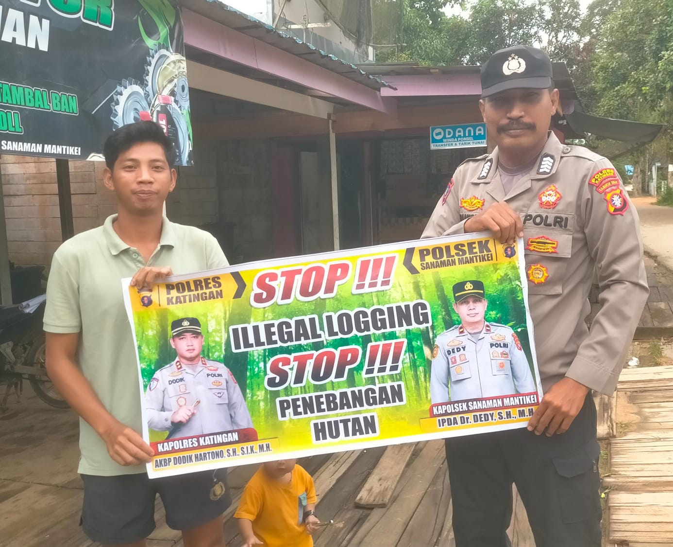 Bhabinkamtibmas laksanakan Sosialisasikan tentang larangan dan sangsi Pidana bagi pelaku Ileggal Logging kepada masyarakat di Desa Binaan.