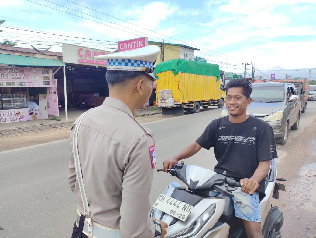 Tidak Menggunakan Helm Saat Berkendara Personel Satlantas Berikan Teguran Humanis.
