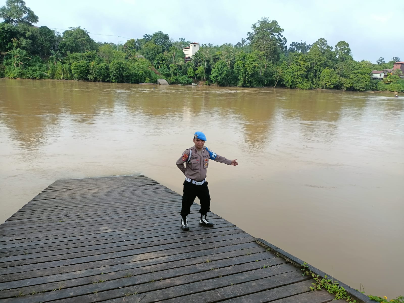 Polsek Marikit Laksanakan Pengawasan Debit Air Sungai Akibat Curah Hujan
