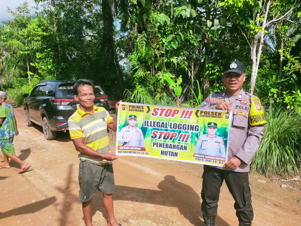 Bhabinkamtibmas laksanakan Sosialisasikan tentang larangan dan sangsi Pidana bagi pelaku Ileggal Logging kepada masyarakat di  Desa Binaan.