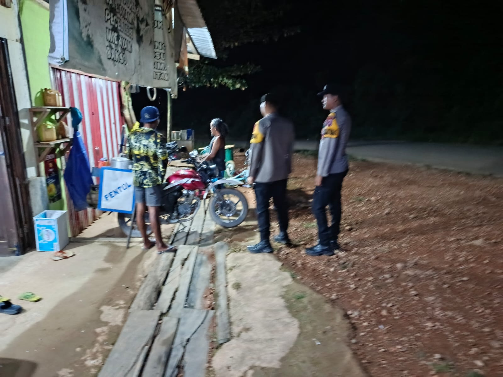 Personel Polsek lamandau melaksanakan sambang kerumah warga yang sedang santai