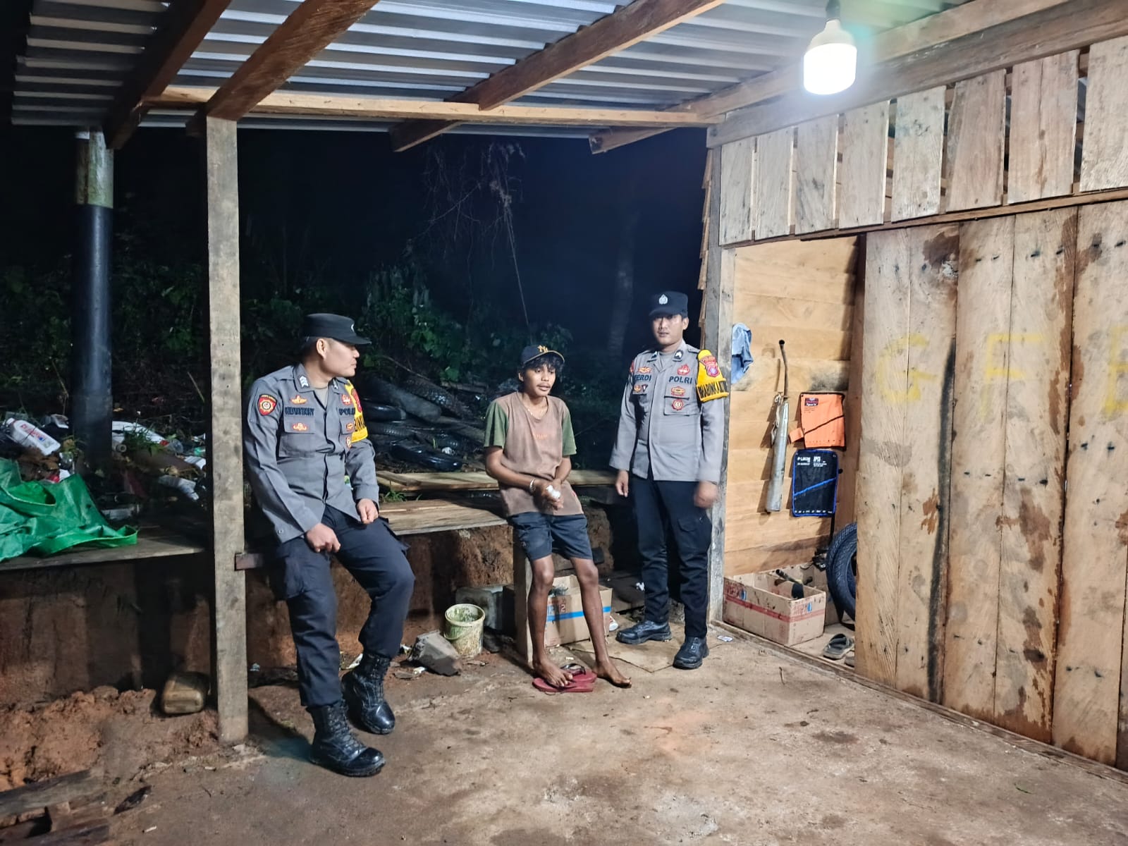 Piket Polsek Sambangi Masyarakat dan Sosialisasikan Tentang Layanan Hotline 110