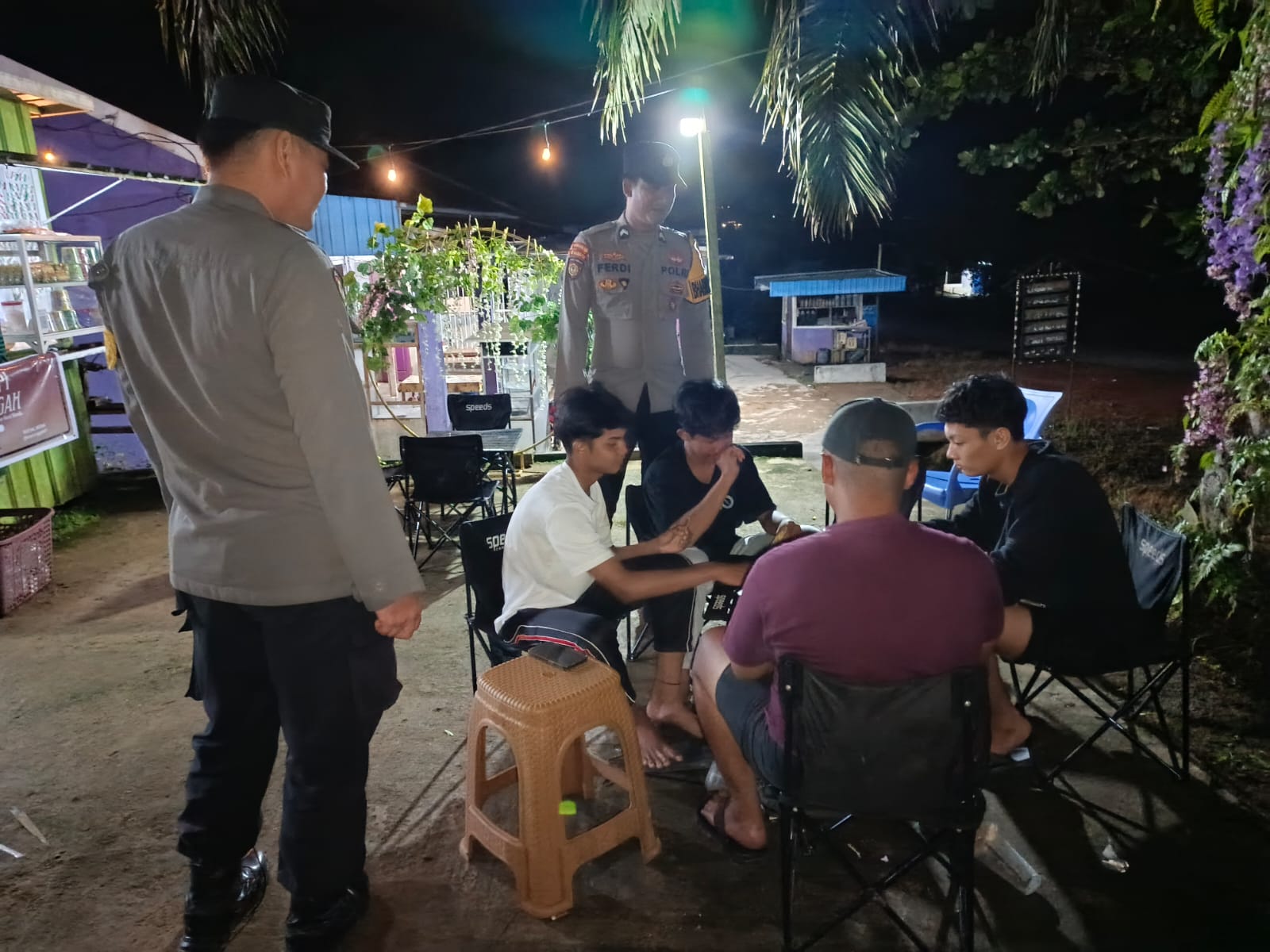 Personil Polsek Sambangi Warga yang Sedang Berkumpul untuk Jaga Kamtibmas