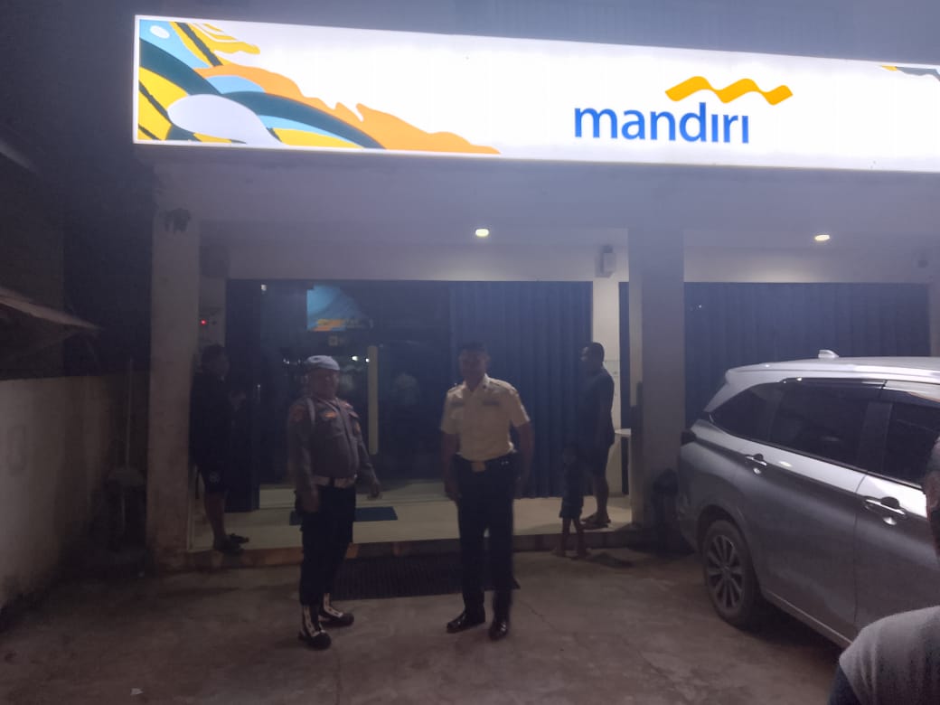 Piket Polsek Bulik Sambangi Satpam Bank, Sosialisasikan Layanan Darurat 110