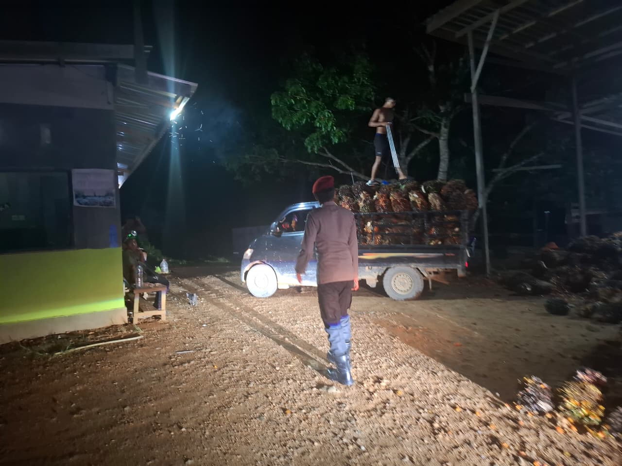 Piket Polsek Silaturahmi ke Masyarakat yang sedang bekerja