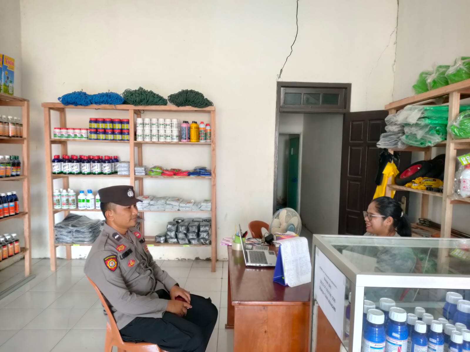 Piket Polsek Sambangi dan Silaturahmi Ke Pedagang