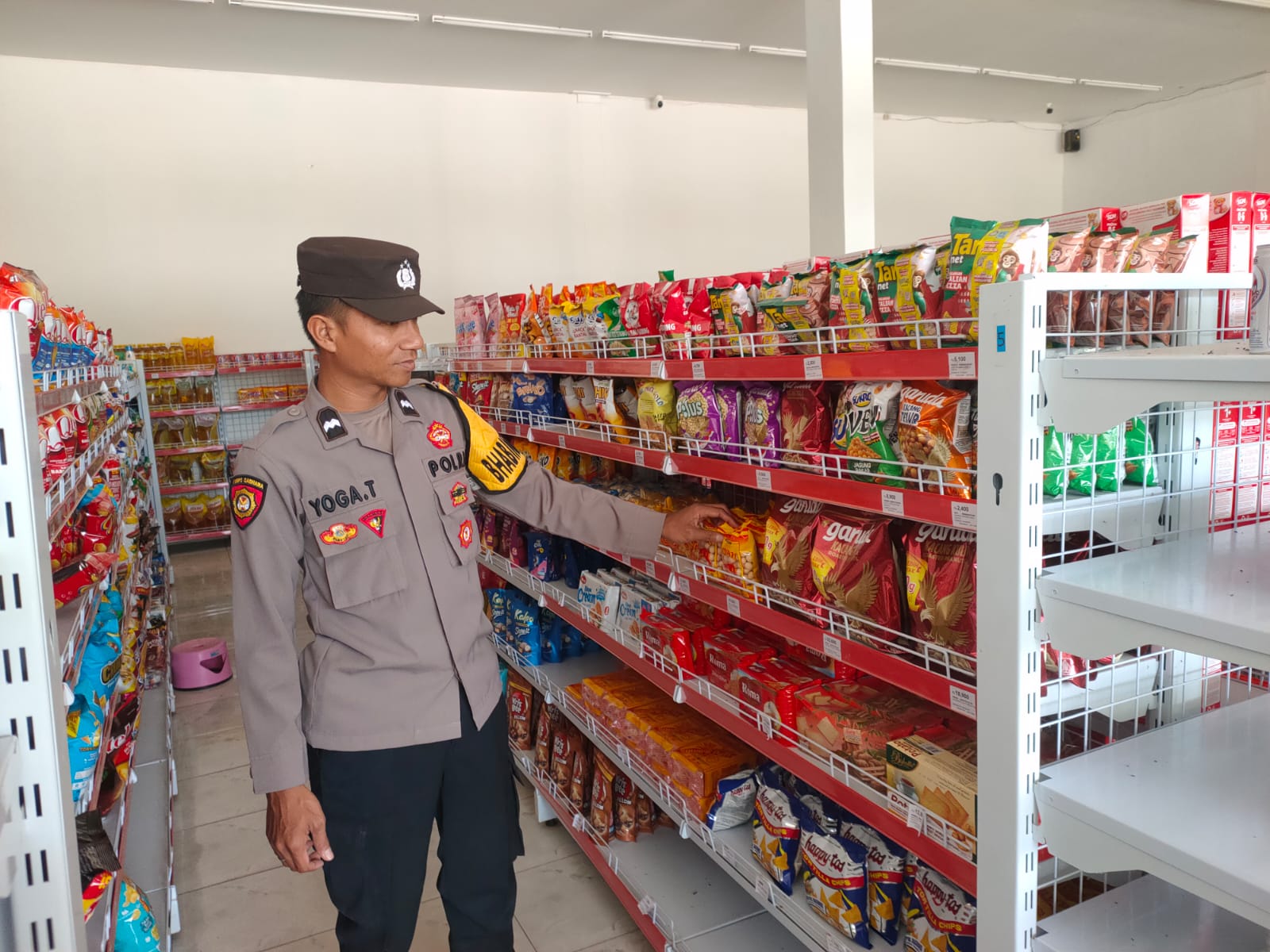 Cegah Gangguan Kamtibmas, Piket Polsek Sematu Jaya Patroli ke Pertokoan