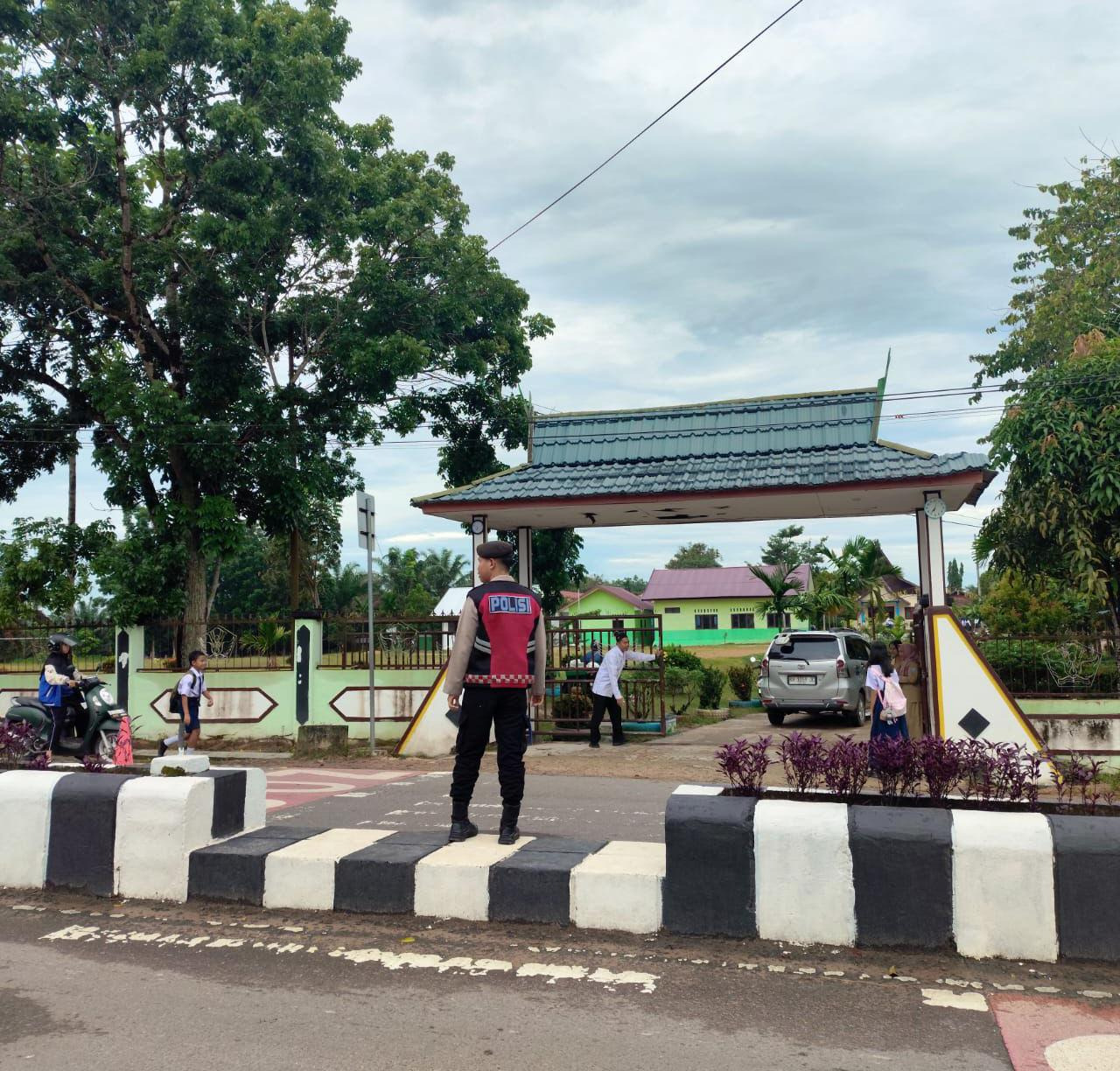 Pagi Hari Lebih Aman, Samapta Polres Lamandau Dampingi Anak Sekolah Menyeberang