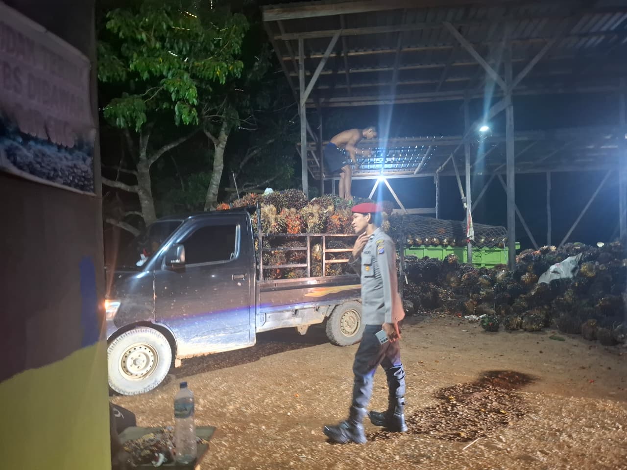 Piket Polsek Silaturahmi ke Masyarakat yang sedang bekerja