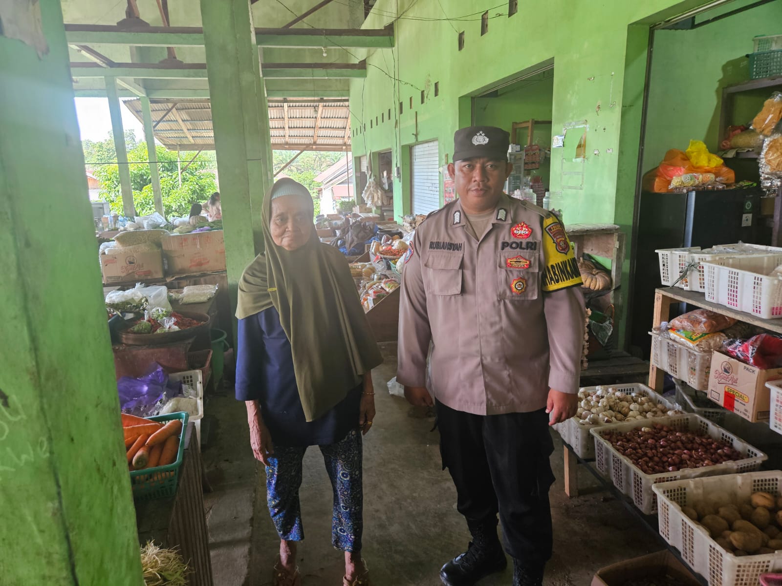 Anggota Polsek Sematu Jaya yang di pimpin langsung, Aipda Erizki melaksanakan patroli dialogis di Megamart Kecamatan Sematu Jaya guna memelihara sitkamtibmas di wilayah Hukum Polsek Sematu Jaya.