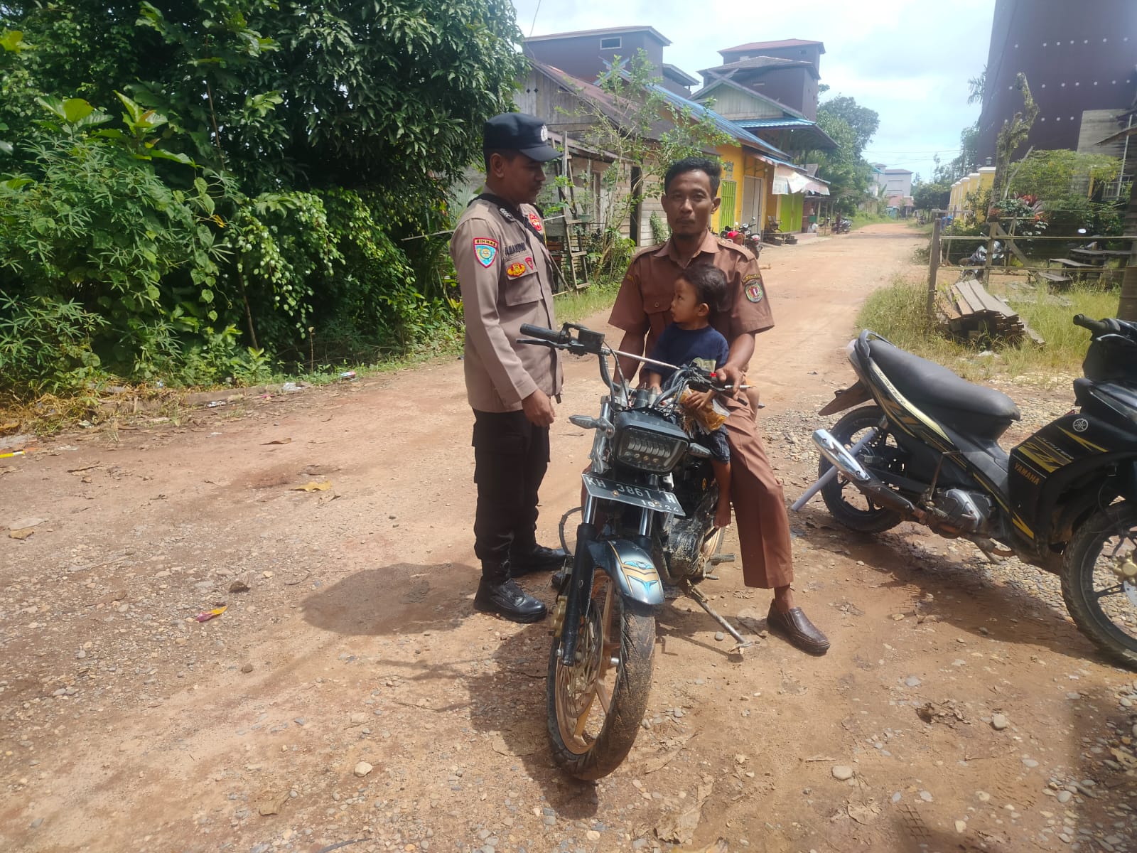 Patroli Siang Polsek Marikit sebagai Sarana Penyampaian Imbauan dan Penguatan Kemitraan