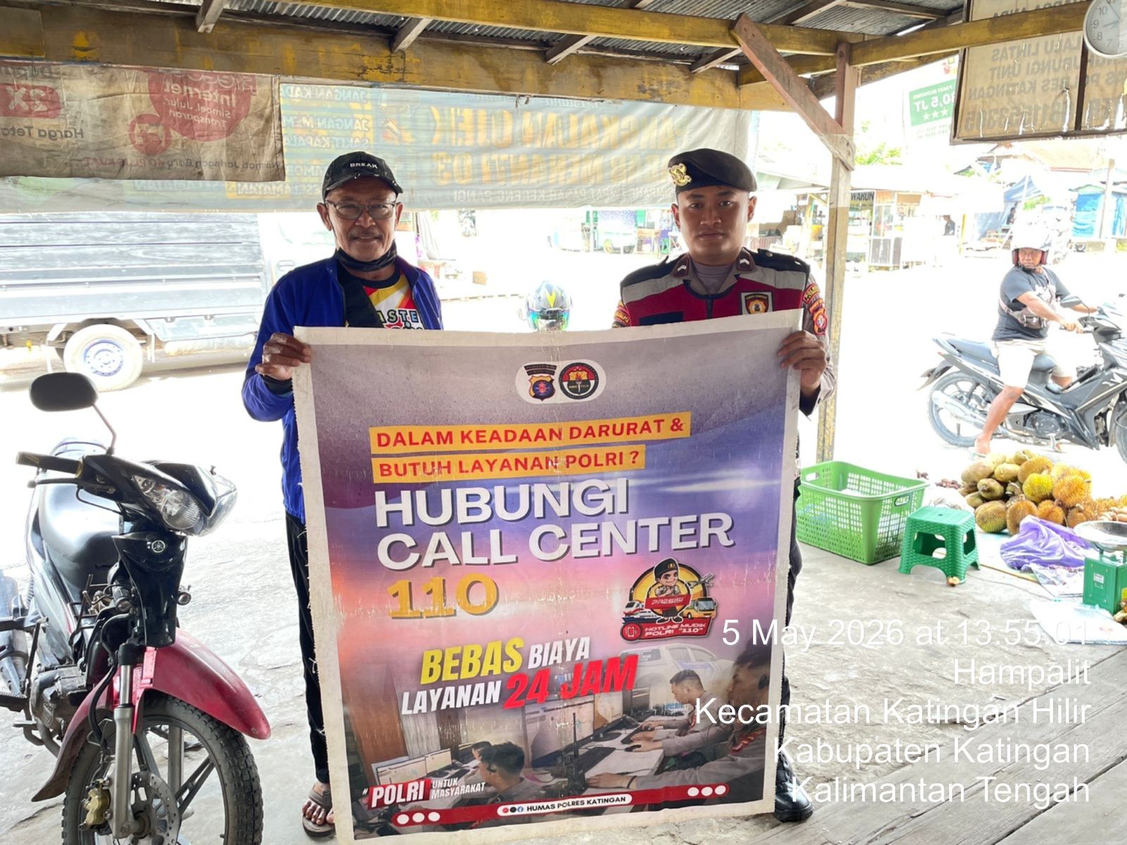Personel Samapta Polres Katingan Sosialisasikan Call Center 110 Polri kepada Masyarakat Desa Hampalit olehPersonel Samapta Polres Katingan.