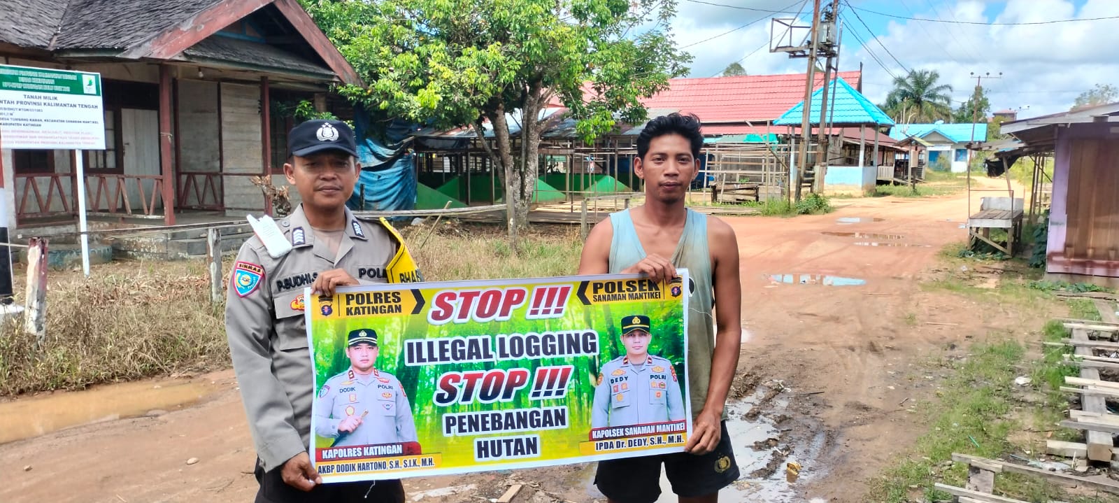 Bhabinkamtibmas laksanakan Sosialisasikan tentang larangan dan sangsi Pidana bagi pelaku Ileggal Logging kepada masyarakat di Desa Binaan.