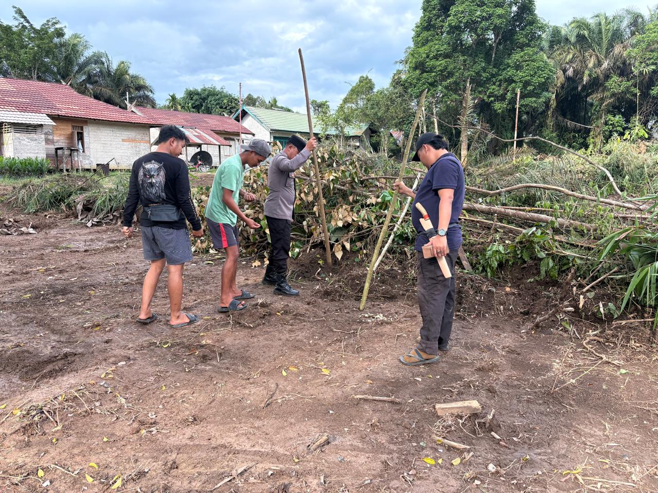 Bhabinkamtibmas Bersama Warga Tanam Jagung Dukung Ketahanan Pangan