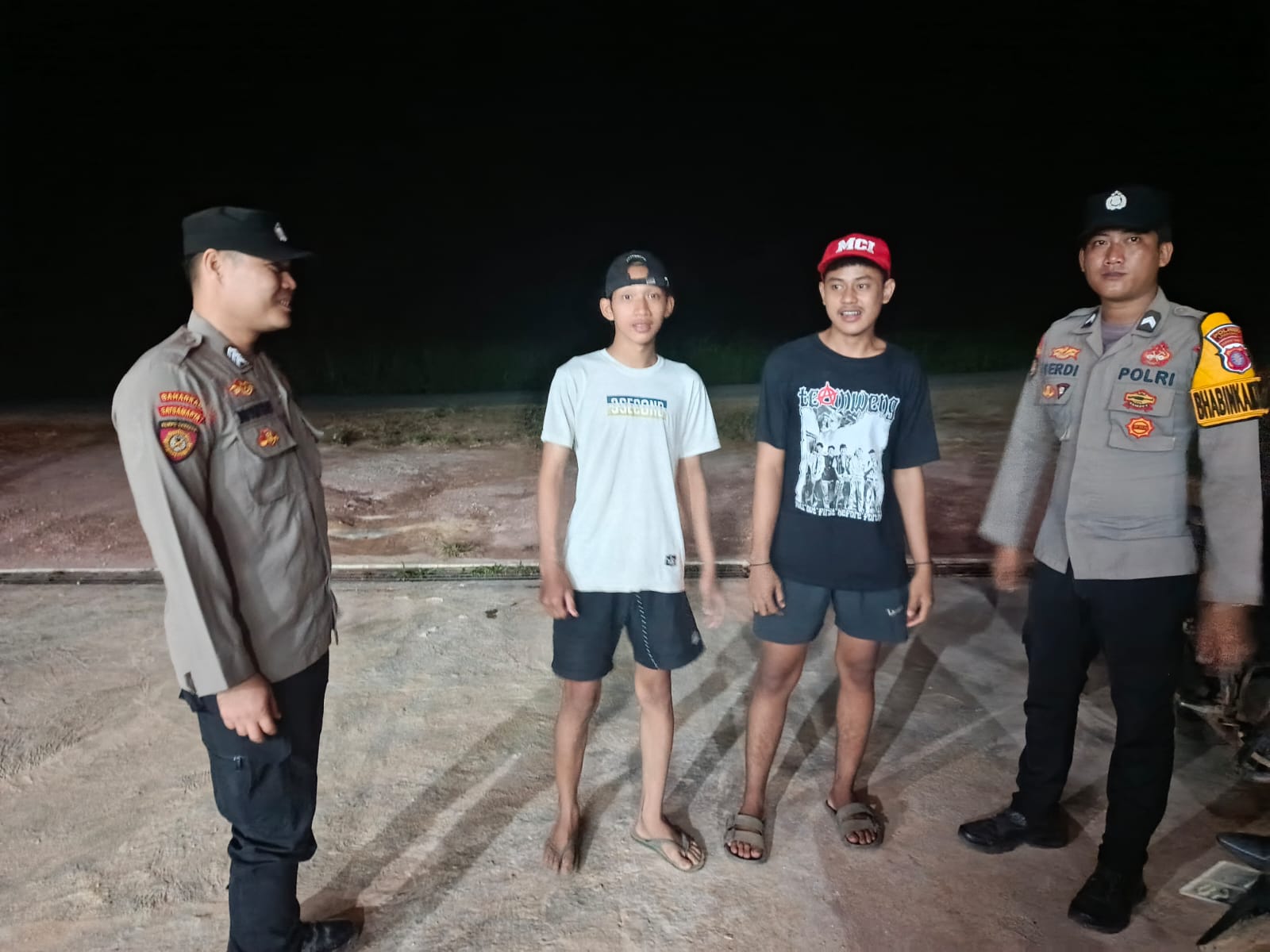 Piket Polsek Sambangi Masyarakat dan Sosialisasikan Tentang Layanan Hotline 110