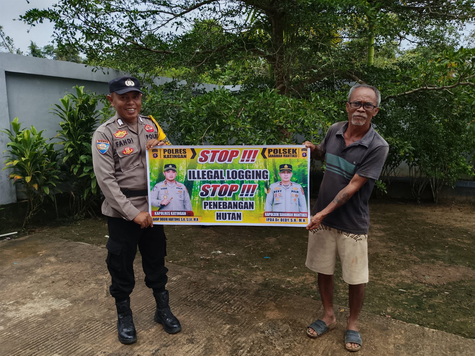 Bhabinkamtibmas laksanakan Sosialisasi kan tentang larangan dan sangsi Pidana bagi pelaku Ileggal Logging kepada masyarakat di Desa Binaan.