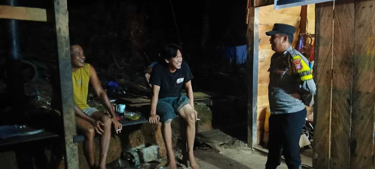 Personel Polsek lamandau melaksanakan sambang kerumah warga yang sedang santai