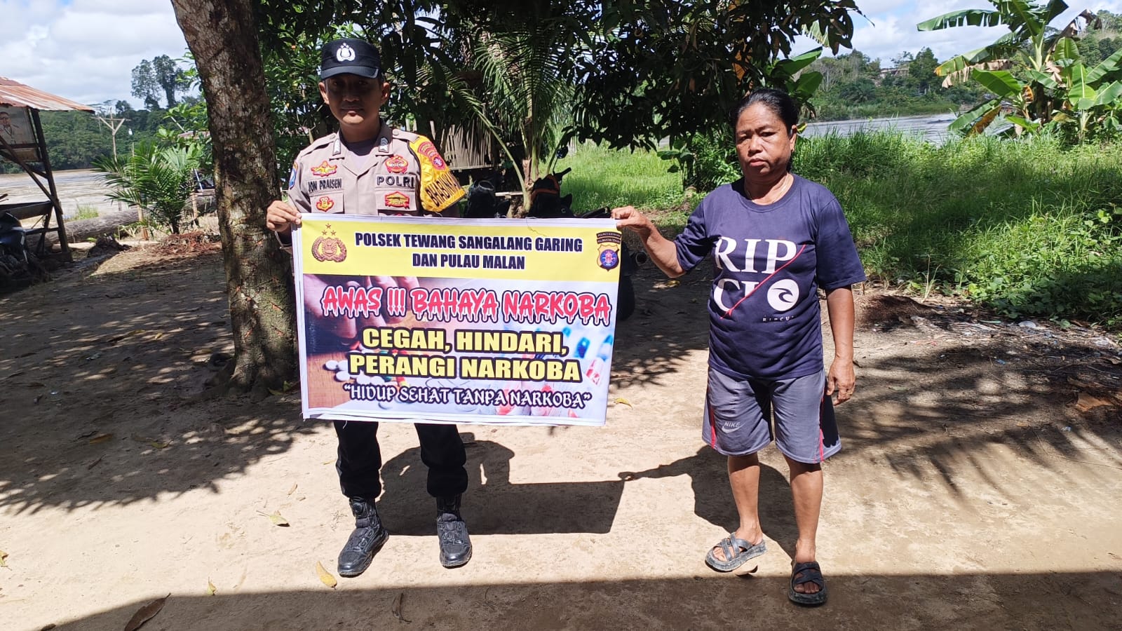 Melalui Media Spanduk, Polsek Tewang Sangalang Garing dan Pulau Malan Imbau Warga Tidak Terjerumus Penyalahgunaan Narkoba.