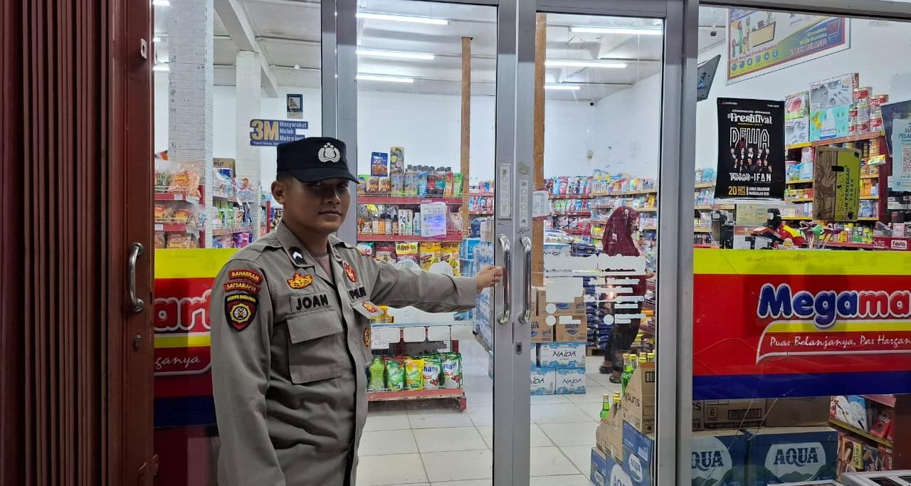 Piket Polsek Patroli kepertokoan diwilkum Polsek Sematu Jaya