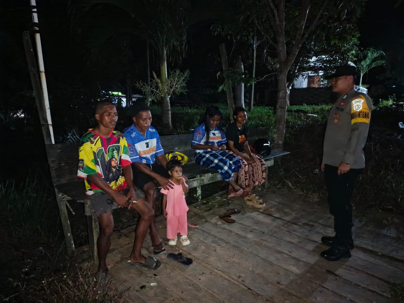 Piket Polsek Lamandau Sambangi Warga yang Sedang Duduk Santai, Sampaikan Pesan Kamtibmas