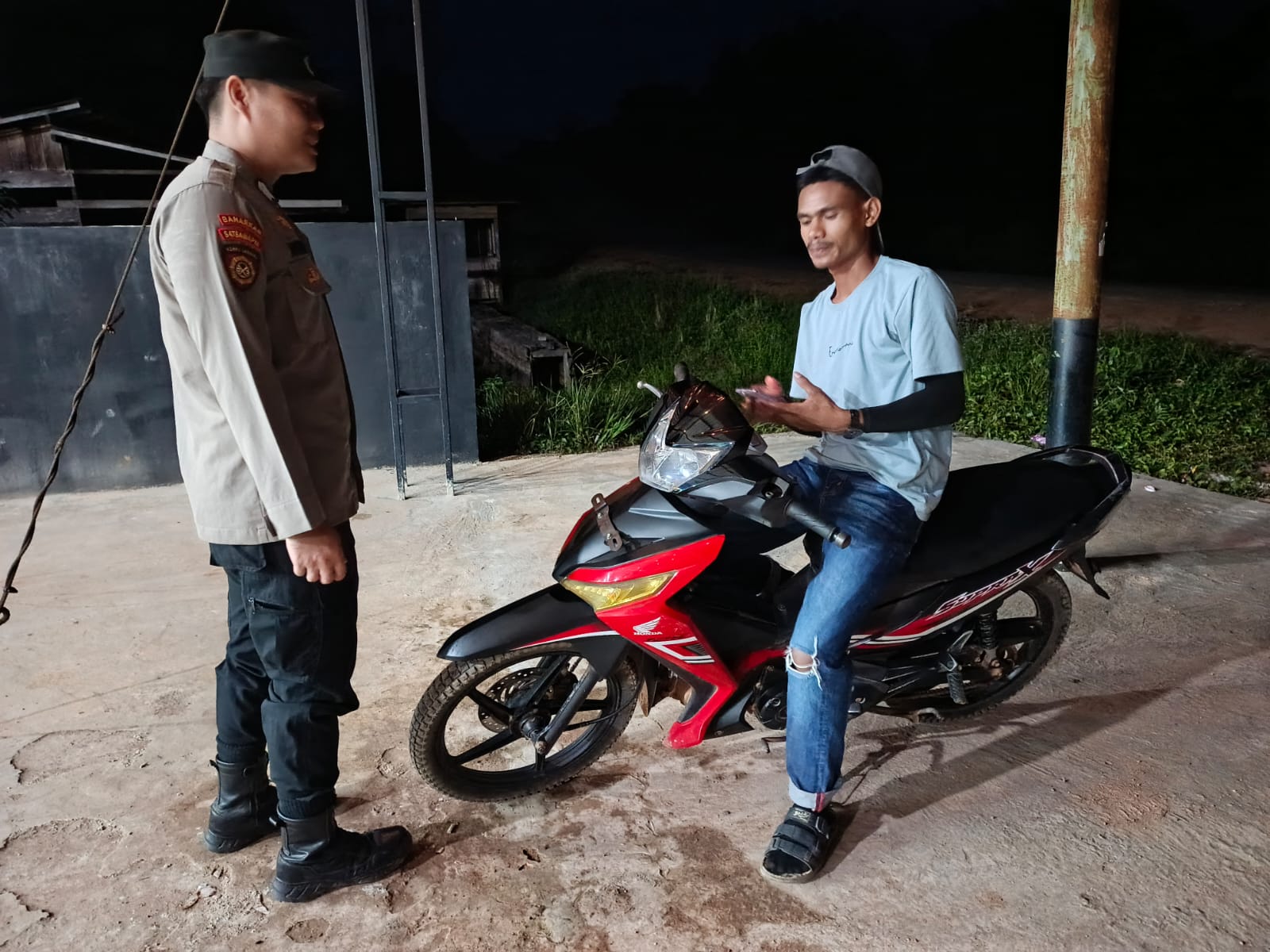 Piket Polsek Sambangi Warga yang sedang Berkendara agar Lebih Berhati-hati di Jalan
