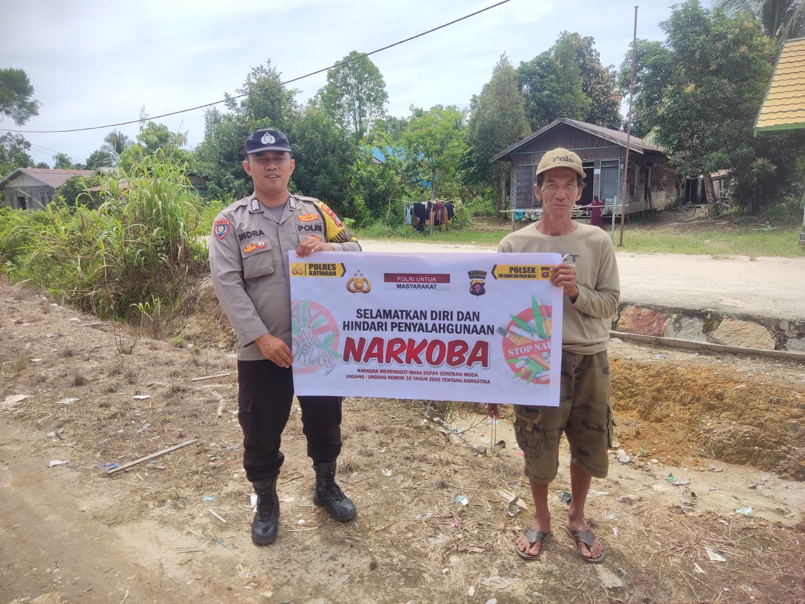 Melalui Imbauan dan media spanduk, Polsek Tewang Sangalang Garing dan Pulau Malan Imbau Warga Tidak Terjerumus Penyalahgunaan Narkoba.