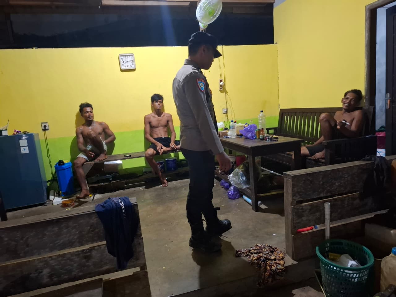Piket Polsek Sambangi Masyarakat dan Sosialisasikan Tentang Layanan Hotline 110