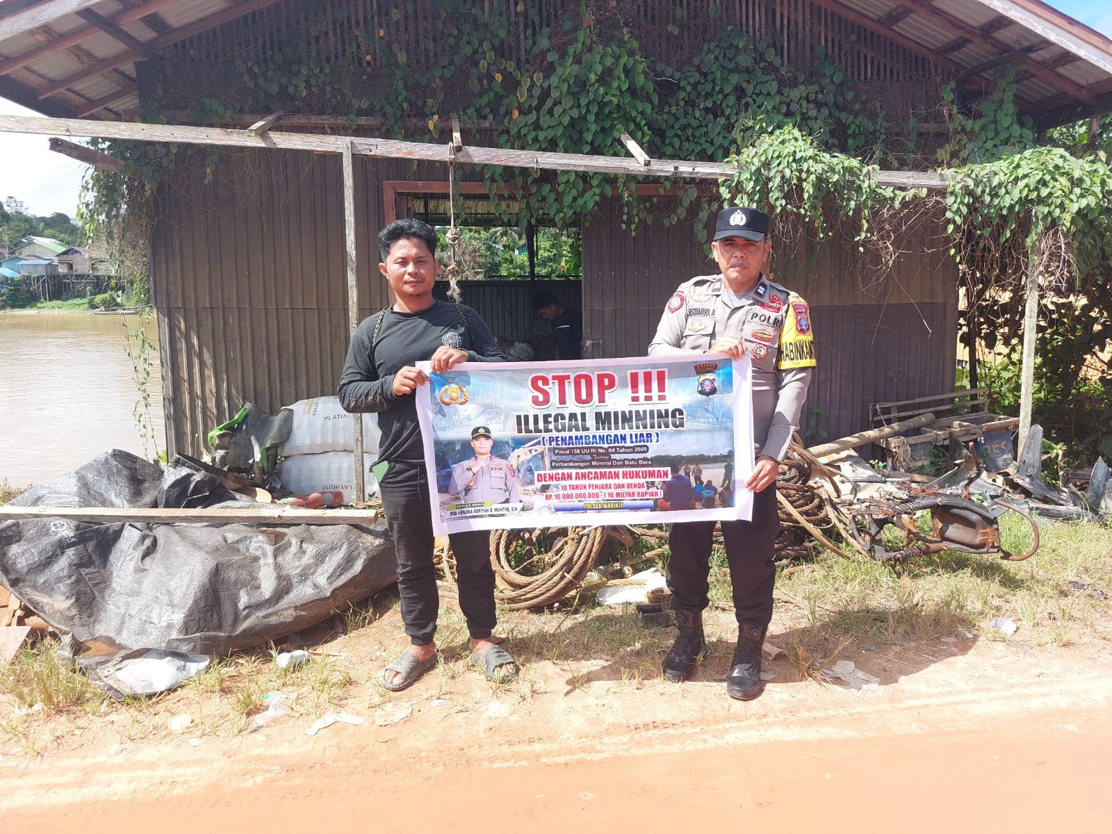 Personel melaksanakan sosialisasi Ilegal Mining, Polsek Marikit melakukan Sambang Warga masyarakat.