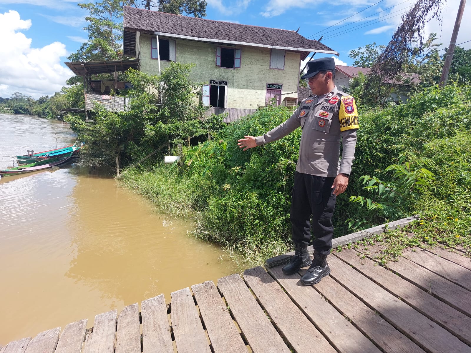 Polsek Marikit Pantau Situasi ketinggian Debit air di Das Katingan untuk antisipasi bencana Banjir.