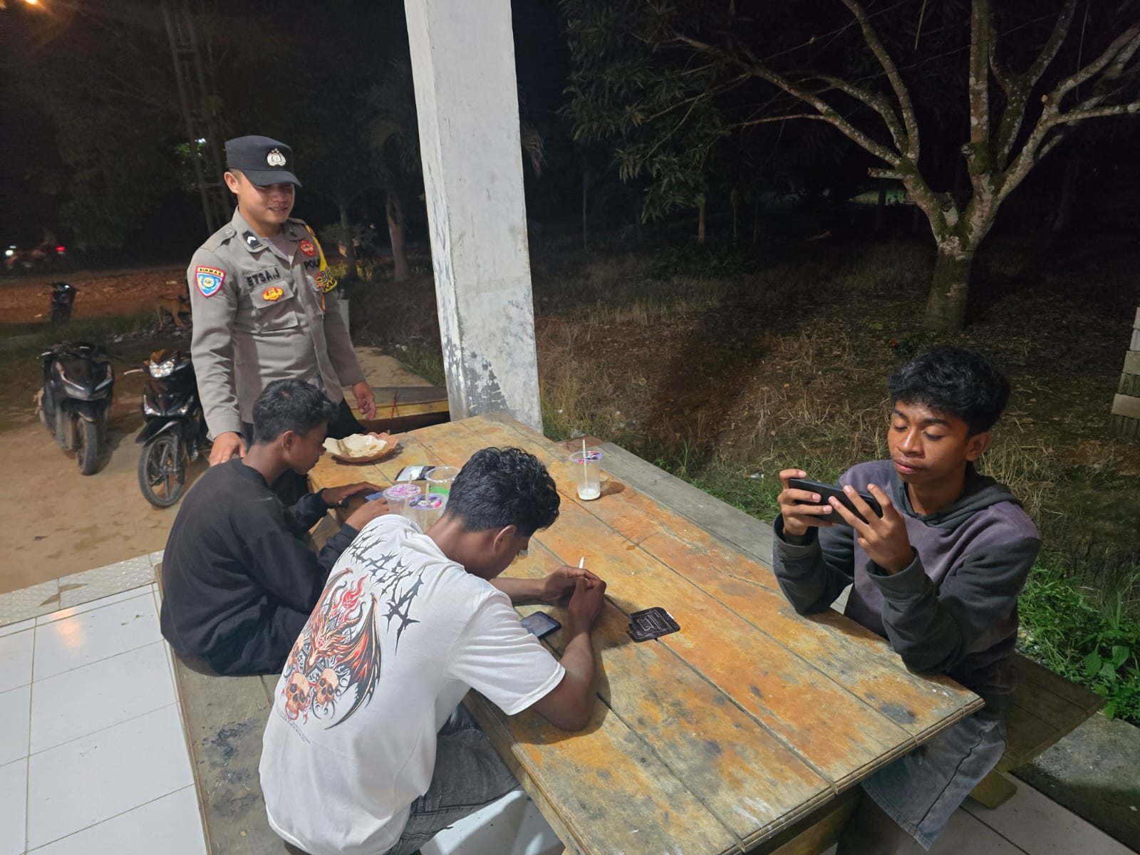 Personel Piket Polsek Sambangi Masyarakat, Pererat Silaturahmi dan Sampaikan Pesan Kamtibmas
