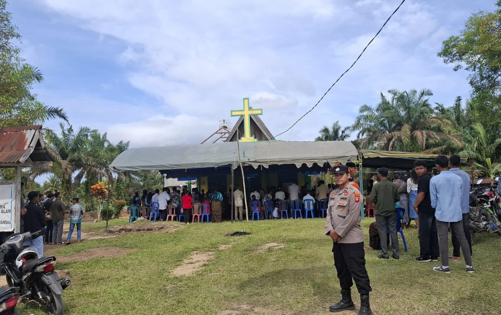 Personil Polsek Sematu Jaya melaksanakan kegiatan pengamanan ibadah Hari Minggu di sejumlah gereja yang berada di wilayah hukum Polsek Sematu Jaya