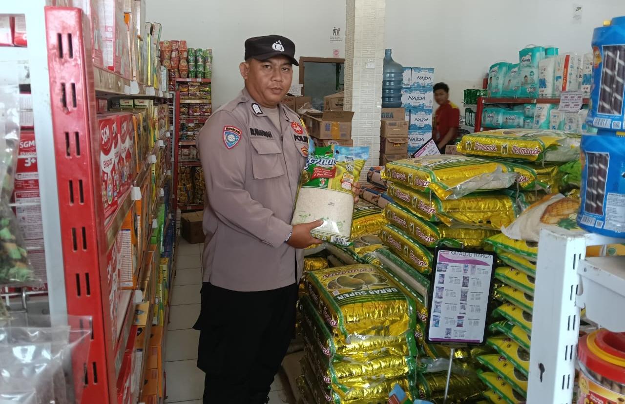 Anggota Polsek Sematu Jaya yang di pimpin langsung, Aipda Erizki melaksanakan patroli dialogis di Megamart Kecamatan Sematu Jaya guna memelihara siskamtibmas di wilayah Hukum Polsek Sematu Jaya.