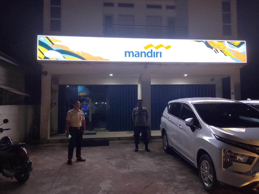 Piket Polsek Bulik Sambangi Satpam Bank, Sosialisasikan Layanan Darurat 110